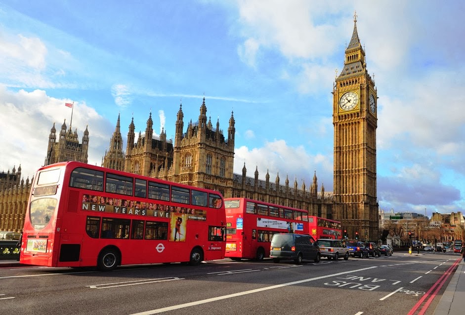 Movimento próximo ao Relógio Big Ben em Londres na Inglaterra