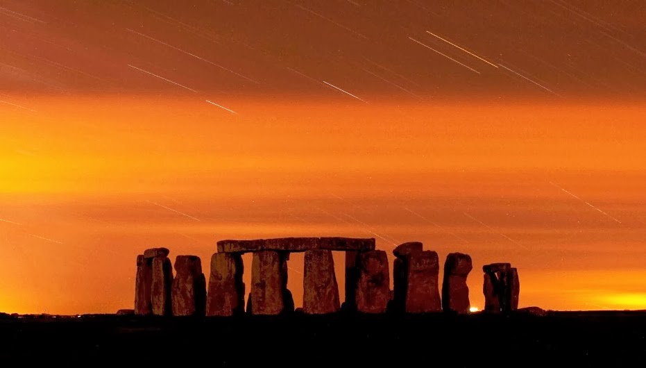 Stonehenge na Inglaterra e céu alaranjado