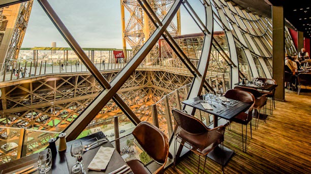 Restaurante da Torre Eiffel em Paris na França