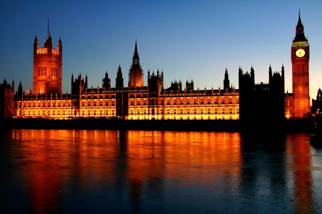 Palácio de Westminster iluminado em Londres