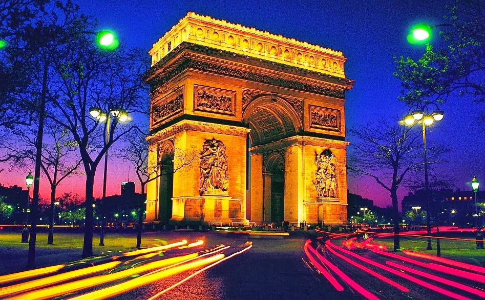 Arco do Triunfo iluminado em Paris