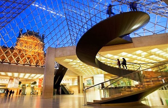 Interior do Museu do Louvre em Paris