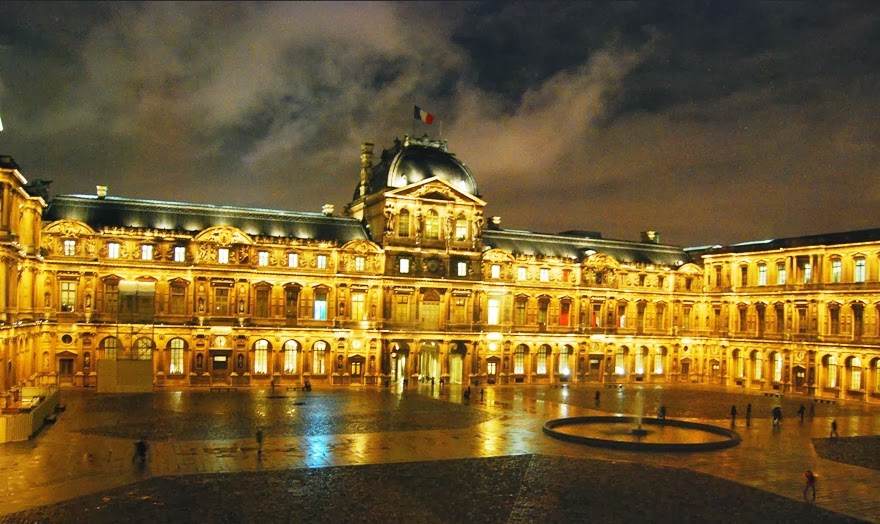 Museu do Louvre em Paris por fora