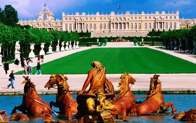 Visitantes no Palácio de Versalhes na França