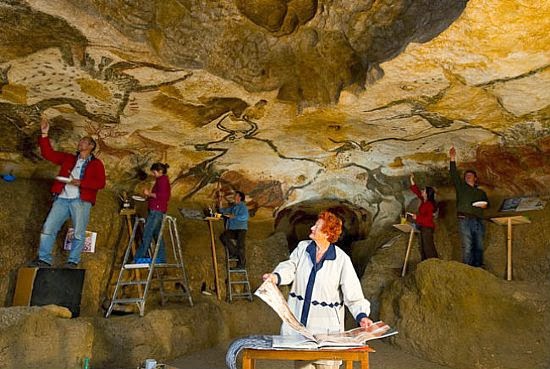 Historiadores nas cavernas de Lascaux na França