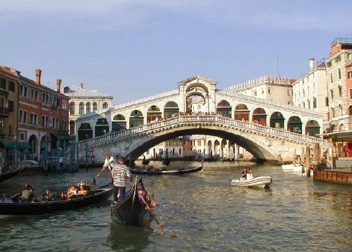 Ponte di Rialto em Veneza na Itália durante o dia