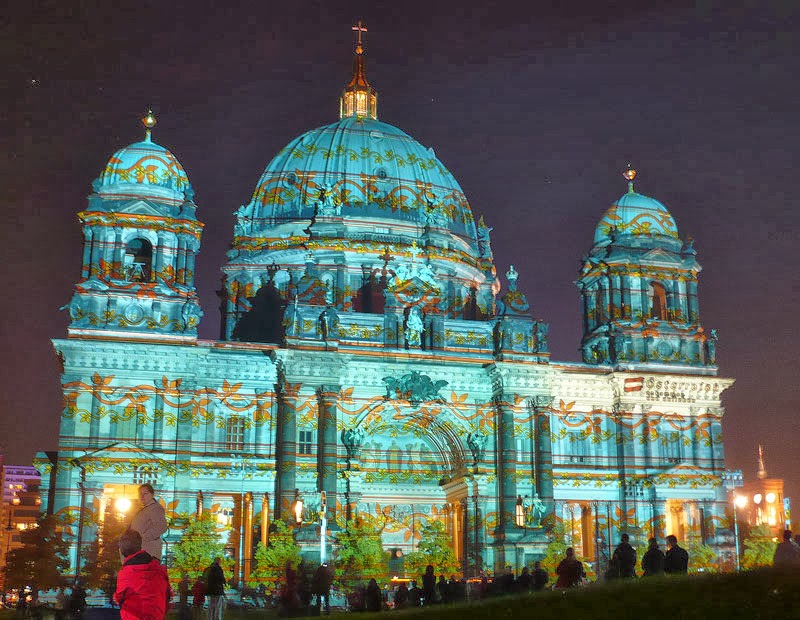 Catedral de Berlim toda iluminada