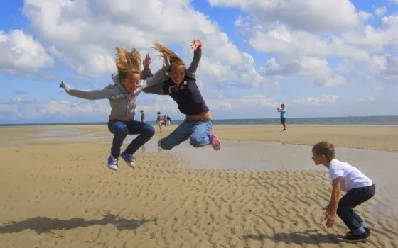 Crianças brincando em praia na Holanda