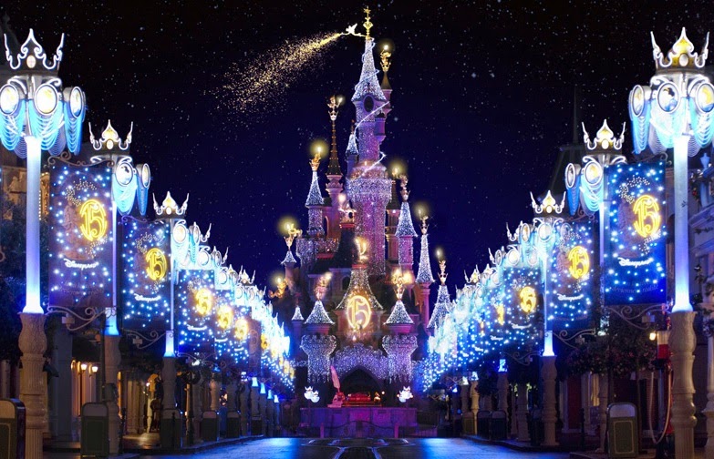Disneyland Paris na França iluminada durante a noite