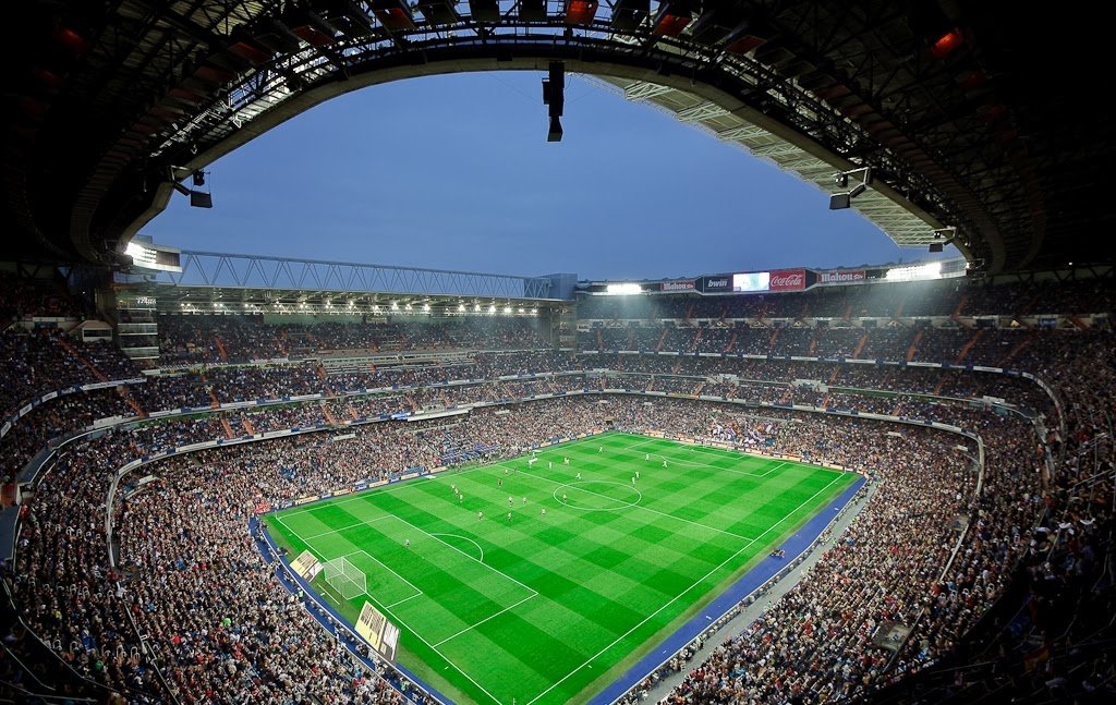 Partida de futebol no Estádio Santiago Bernabéu em Madri