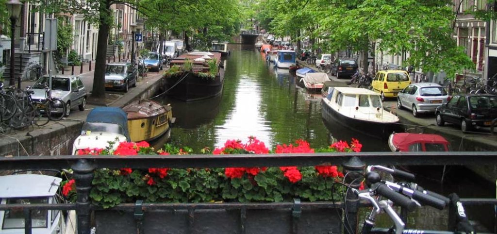 Canal no centro de Amsterdam na Holanda