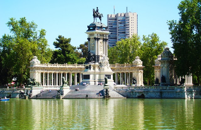 Lago e monumentos do Parque do Retiro em Madri