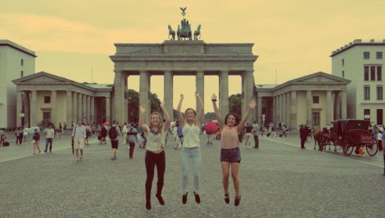 Visitantes no Portão de Brandemburgo em Berlim