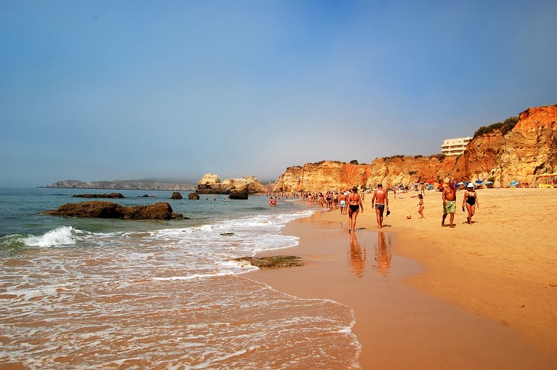Visitantes na praia da Rocha em Algarve