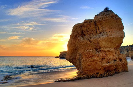Pôr do sol na praia da Rocha em Algarve