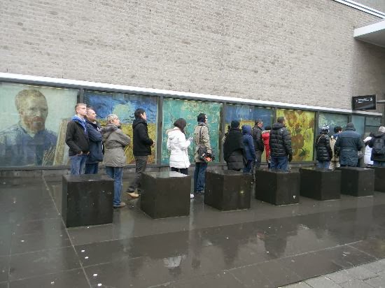 Visitantes na fila do Museu Van Gogh em Amsterdam