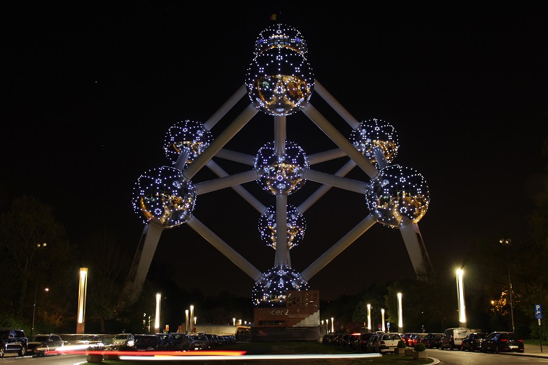 Atomium de Bruxelas iluminado de noite