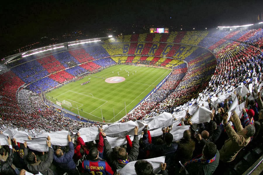 Torcida do Barcelona no Estádio Camp Nou na Espanha