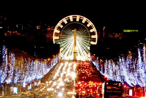 Champs-Elysées em Paris iluminada durante a noite