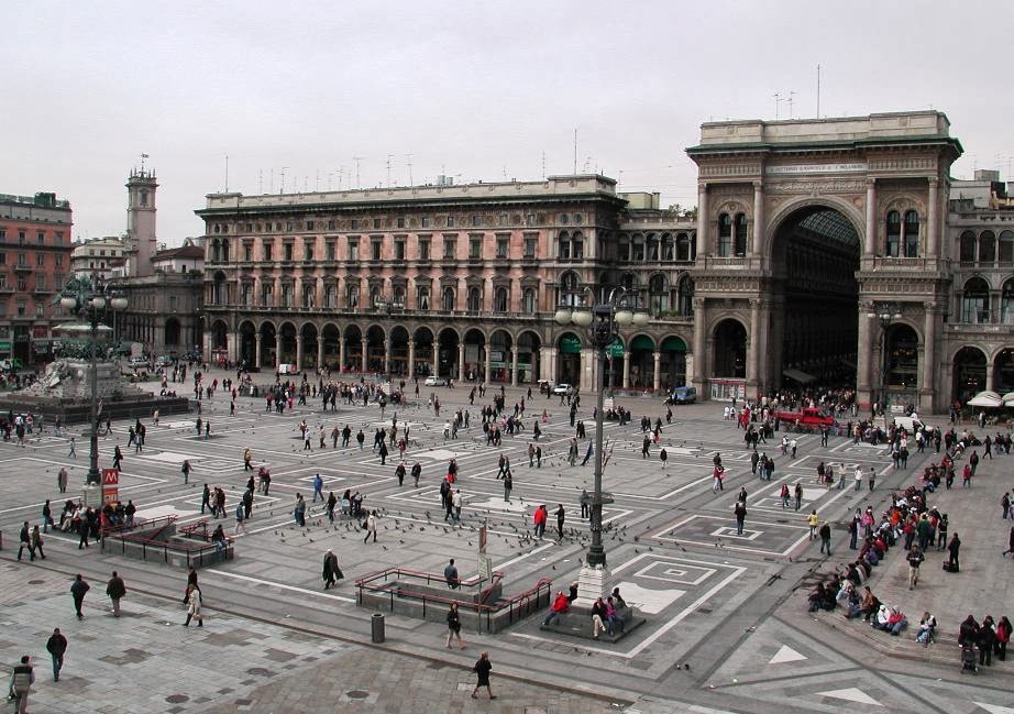 Movimento na Piazza Duomo em Milão