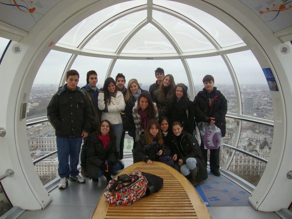 Visitantes na roda gigante London Eye em Londres na Inglaterra