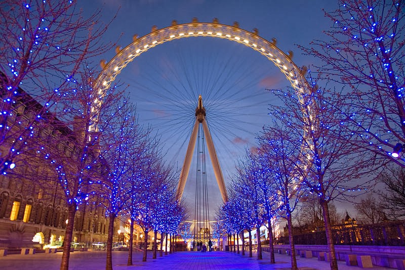 Roda gigante London Eye em Londres na Inglaterra iluminada