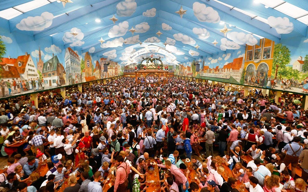 Pessoas curtindo Oktoberfest de Munique