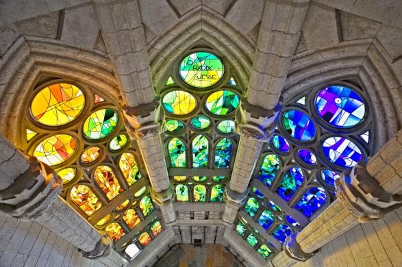 Interior do Templo Expiatório da Sagrada Família em Barcelona