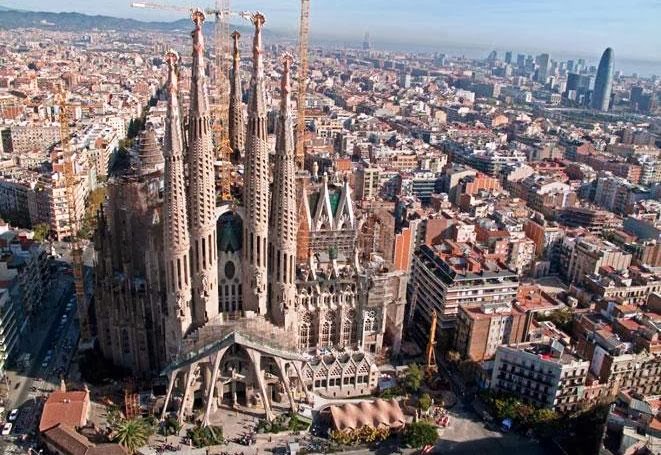 Vista do Templo Expiatório da Sagrada Família em Barcelona