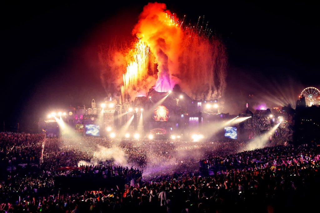 Pessoas no Tomorrowland em Boom na Bélgica