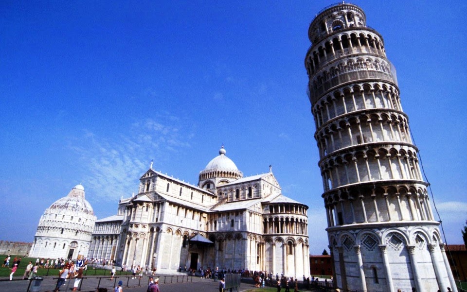 Torre de Pisa na Piazza del Duomo na Itália