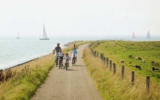 Família andando de bicicleta