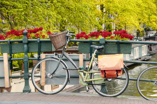 Bicicleta em ponte da Holanda