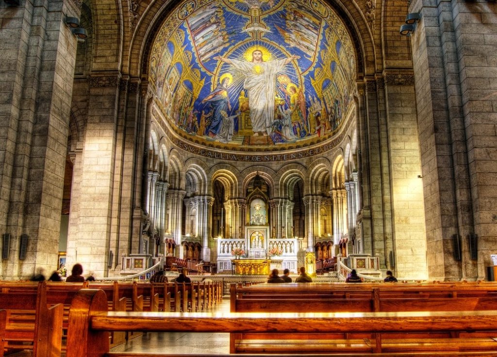 Interior da Basílica do Sagrado Coração em Paris