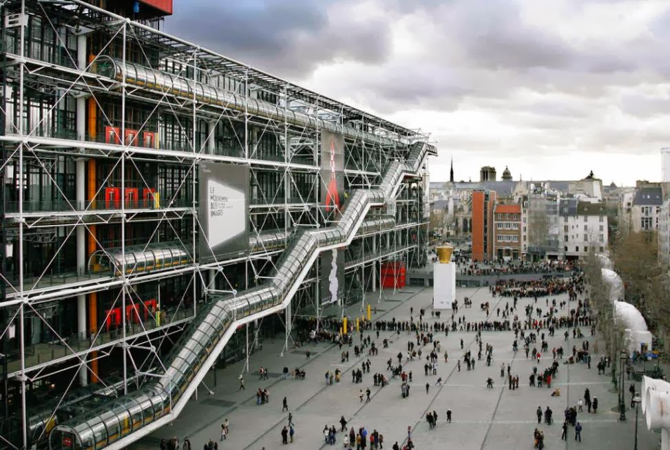 Visitantes na entrada do Centro Georges Pompidou em Paris