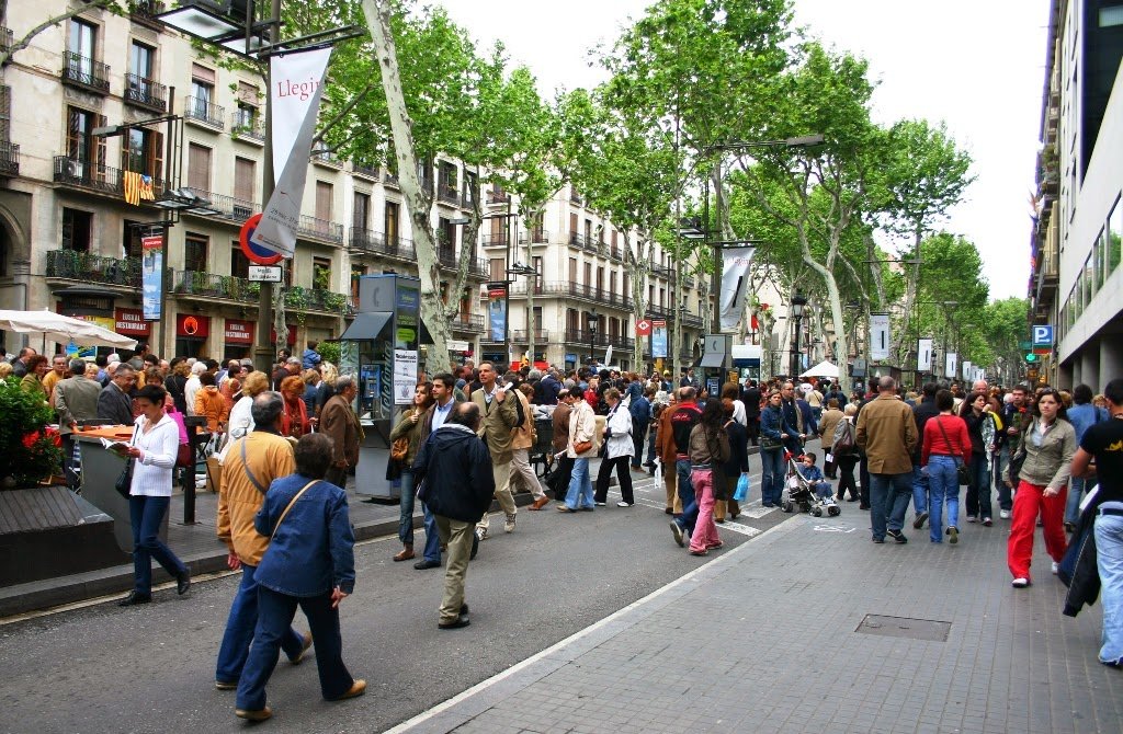 Pessoas na Rua La Rambla em Barcelona