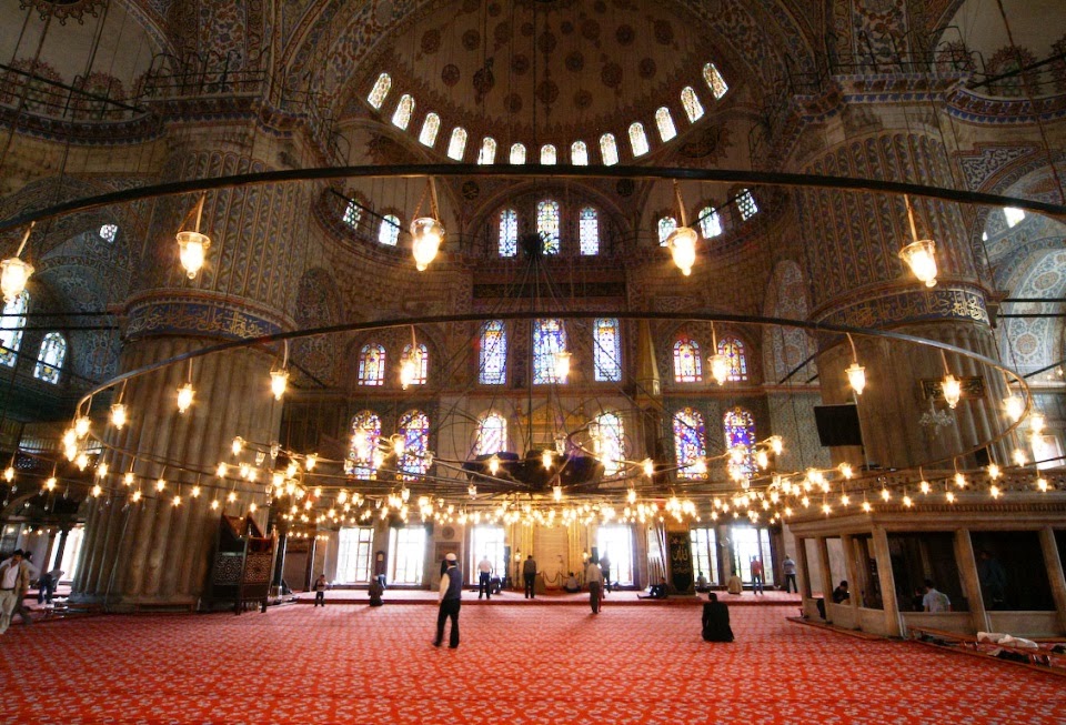 Interior da Mesquita Azul em Istambul na Turquia