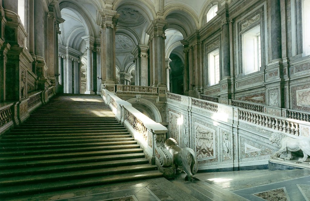 Interior de Reggia de Caserta na Itália
