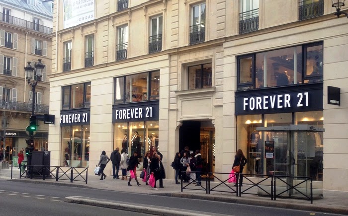 Lojas de roupas na Rue Rivoli em Paris