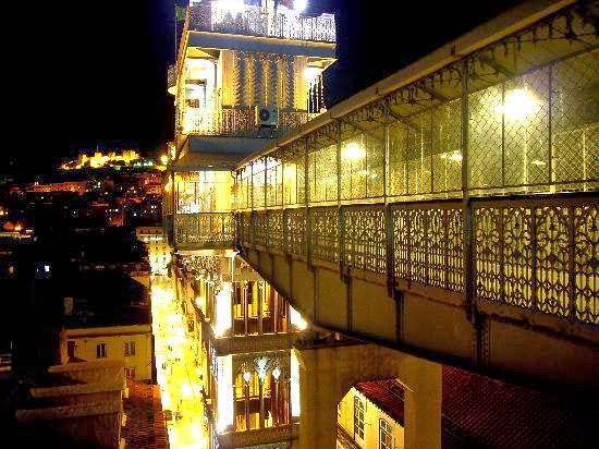 Elevador de Santa Justa em Lisboa iluminado durante a noite