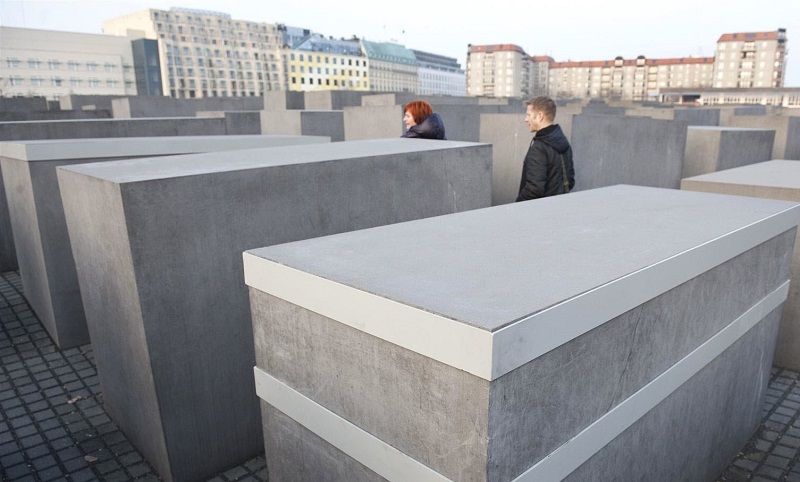 Visitantes no Memorial do Holocausto em Berlim
