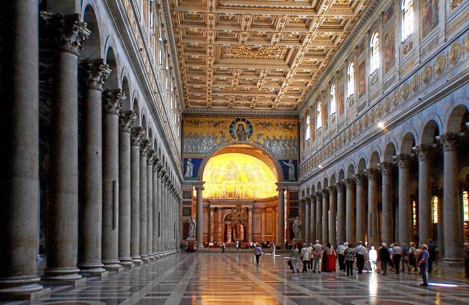 Interior da Basílica de São Paulo Extramuros em Roma