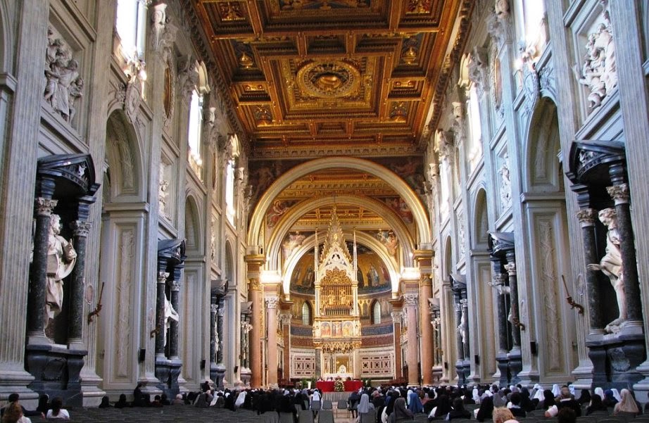 Interior da Basílica de São João de Latrão em Roma