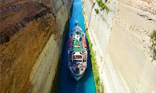 Embarcação no Canal de Corinto