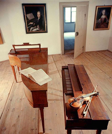 Instrumentos musicais no interior da Casa de Mozart em Viena na Áustria