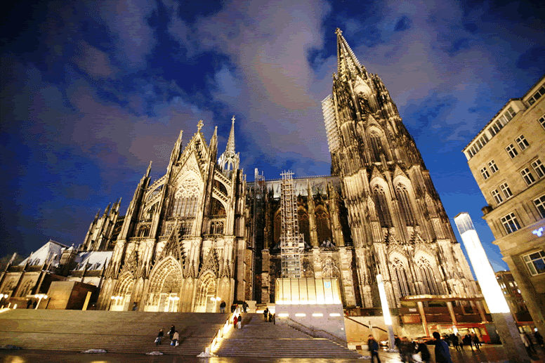 Catedral de Colônia na Alemanha iluminada durante a noite
