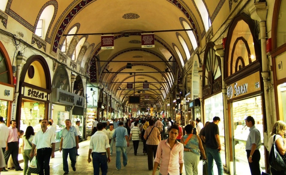 Pessoas no mercado Grande Bazar de Istambul 