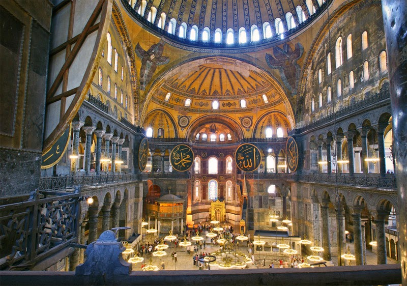Interior da Mesquita Hagia Sofia em Istambul