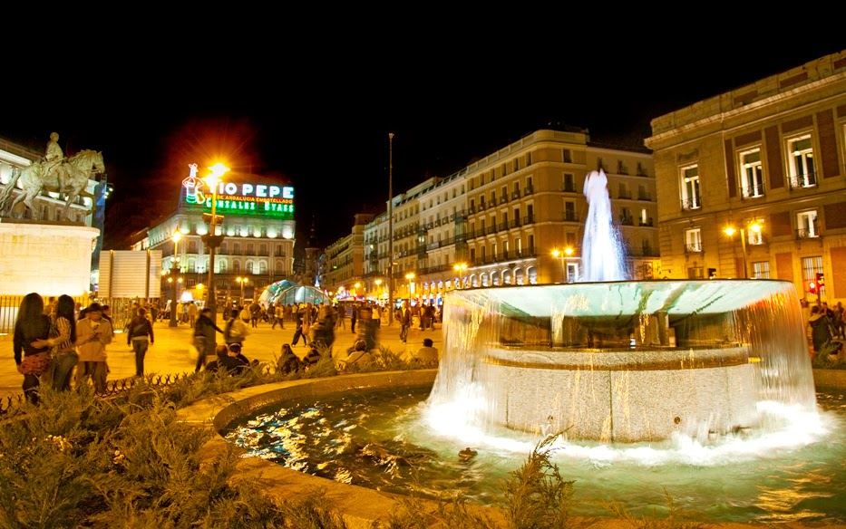 Fonte de água na praça Puerta del Sol em Madri 