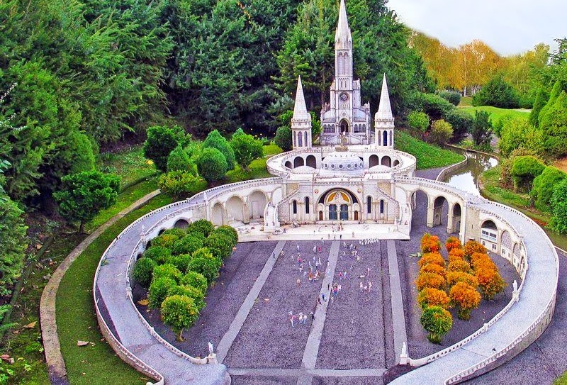 Santuário de Lourdes na França visto de cima